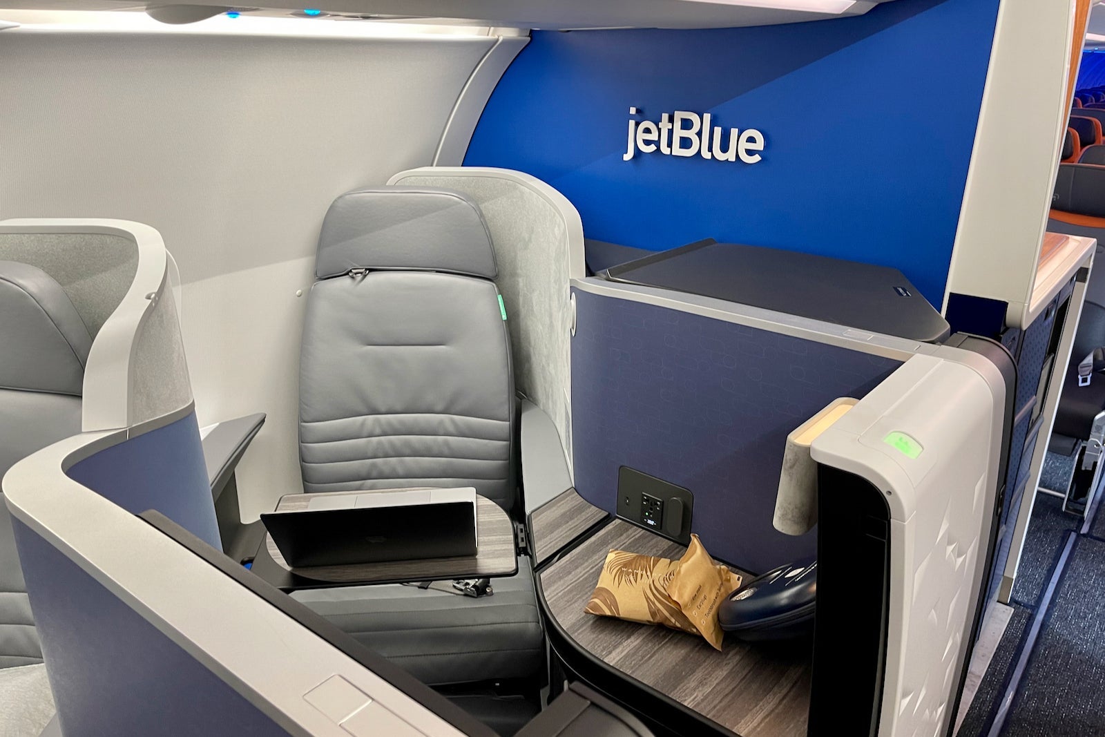 Mint Suite / Mint Studio business class seat on Airbus A321neo and A321LR