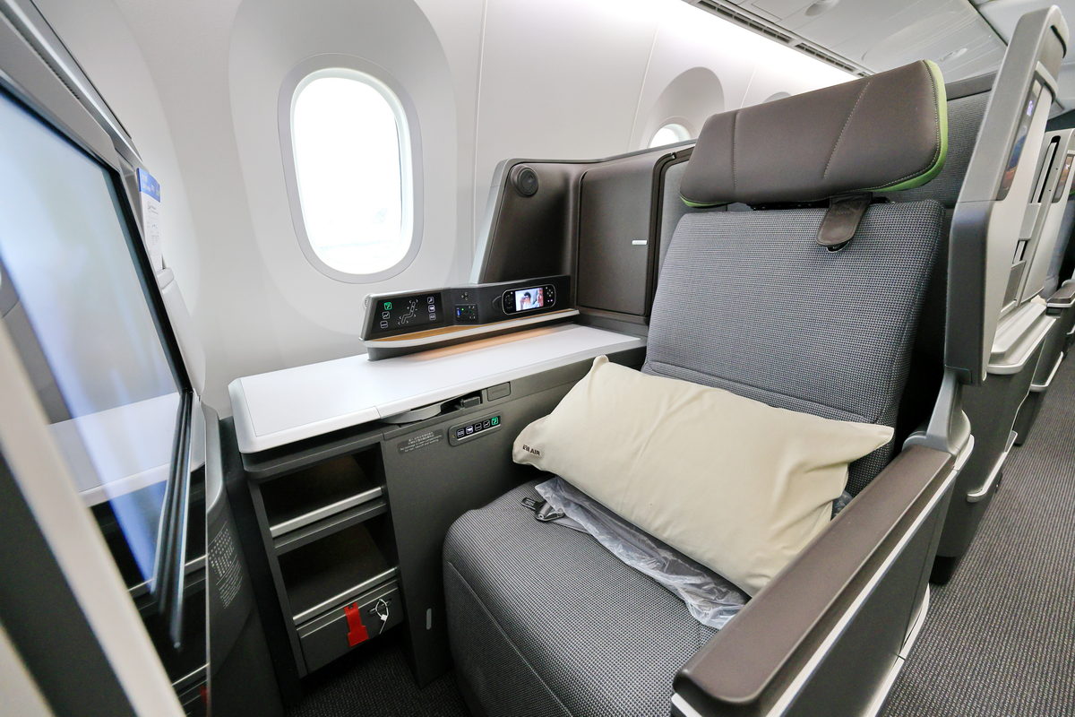 Royal Laurel business class seat on Boeing 787
