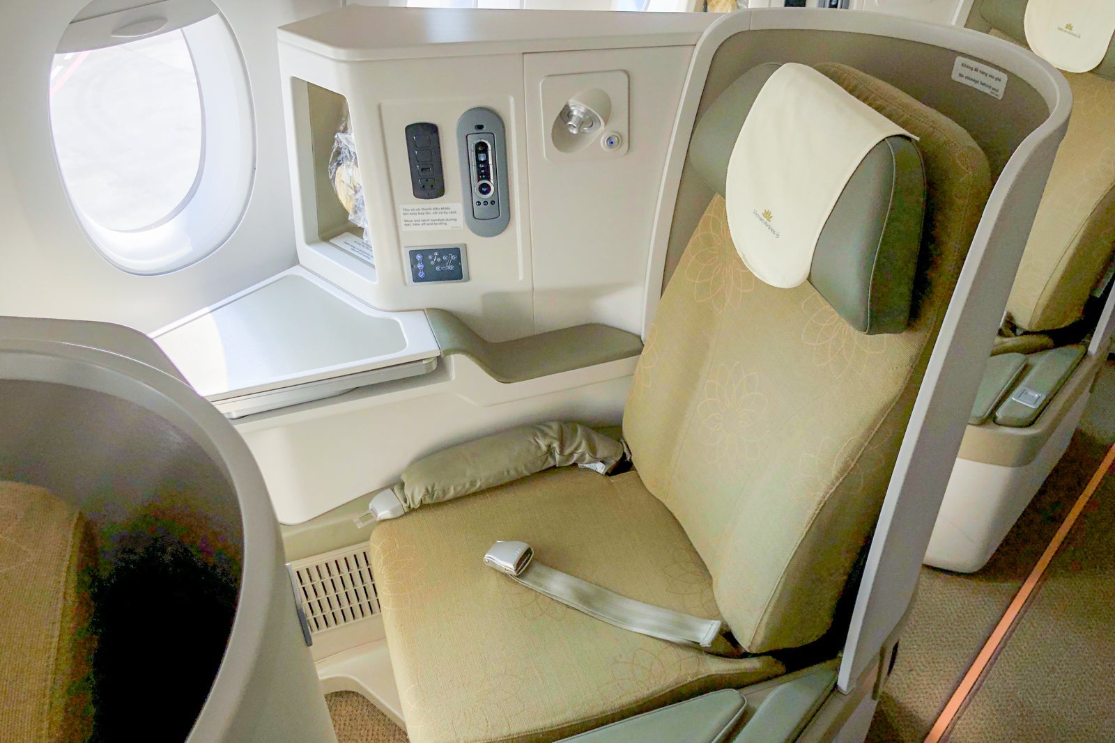 Business Class business class seat on Airbus A350 and Boeing 787
